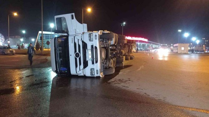 Cam yüklü tır devrildi, yol kısmen ulaşıma kapandı