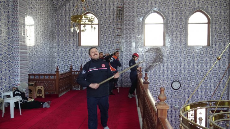 Camide mahsur kalan kumruyu itfaiye kurtardı