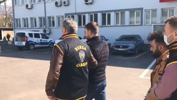 Evine girdiği kadının gasbettiği telefonuyla 10 bin TL kredi çekti