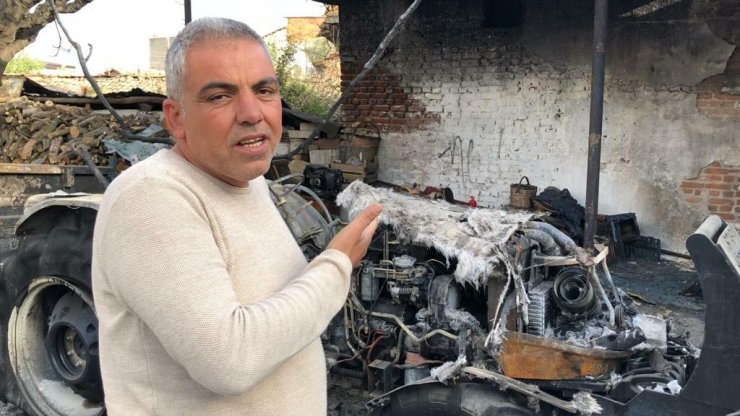 Evinin önüne park ettiği traktörü yandı