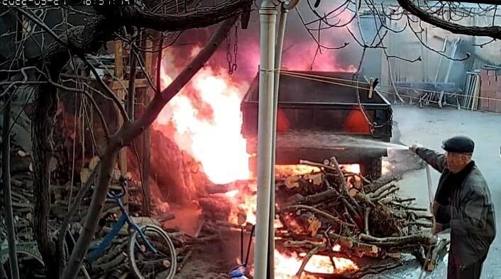 Evinin önüne park ettiği traktörü yandı