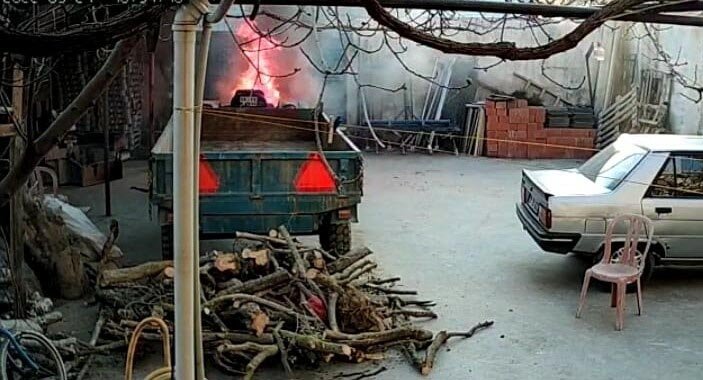 Evinin önüne park ettiği traktörü yandı