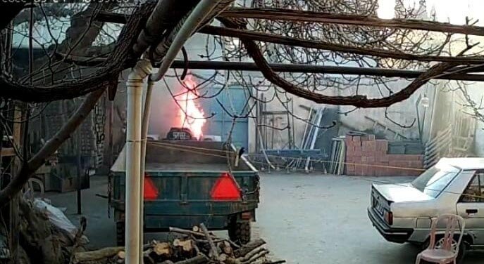Evinin önüne park ettiği traktörü yandı