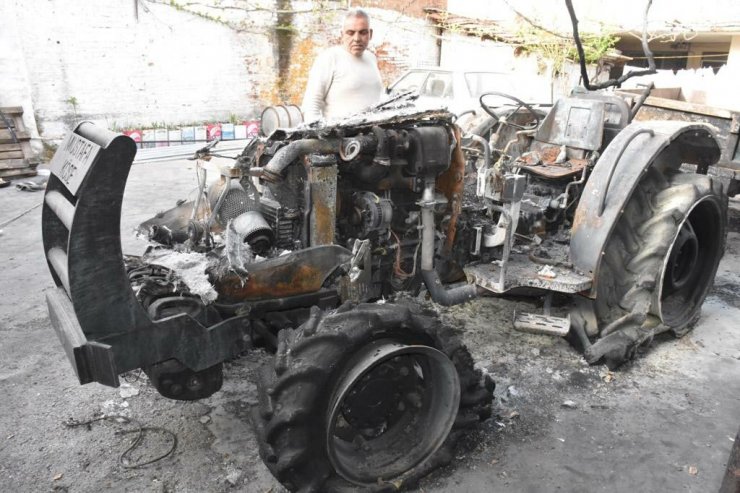 Evinin önüne park ettiği traktörü yandı
