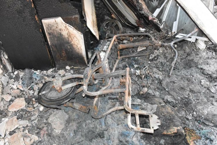 Evinin önüne park ettiği traktörü yandı