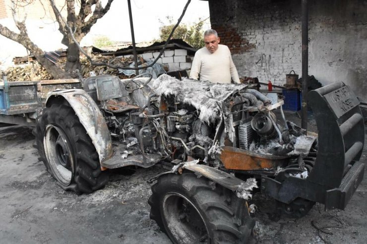 Evinin önüne park ettiği traktörü yandı