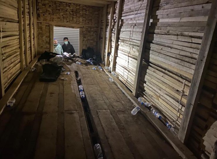 Kereste yüklü görünümlü kamyondan 113 kaçak göçmen çıktı