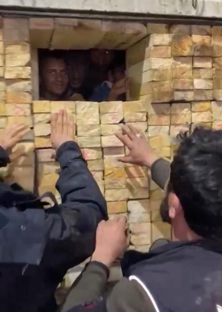 Kereste yüklü görünümlü kamyondan 113 kaçak göçmen çıktı