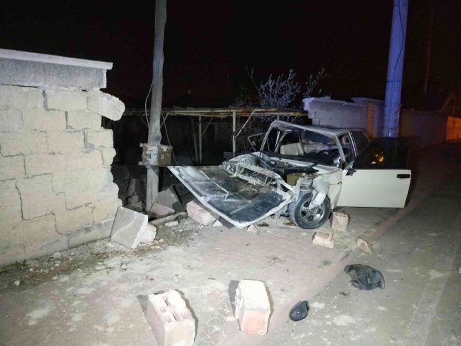 Konya'da kontrolden çıkan otomobil karşı şeritteki bahçe duvarını yıktı