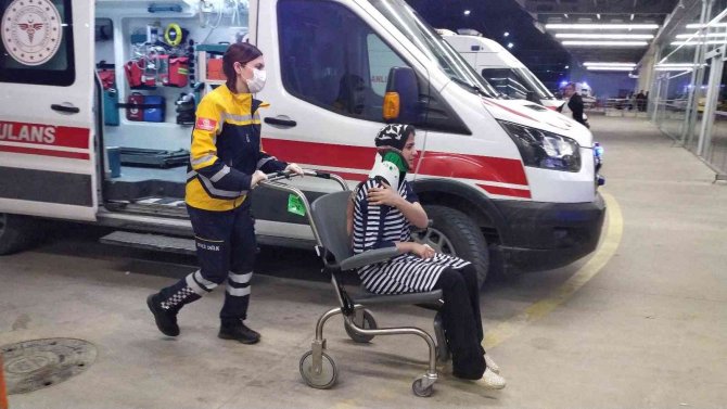 Konya'da kontrolden çıkan otomobil karşı şeritteki bahçe duvarını yıktı