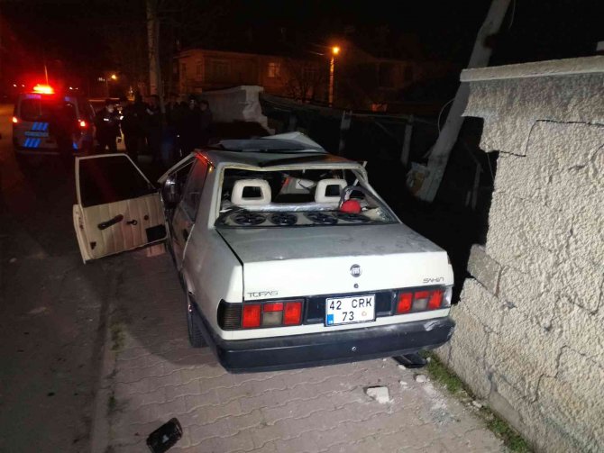 Konya'da kontrolden çıkan otomobil karşı şeritteki bahçe duvarını yıktı