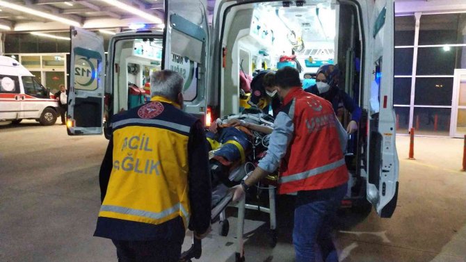 Konya'da kontrolden çıkan otomobil karşı şeritteki bahçe duvarını yıktı