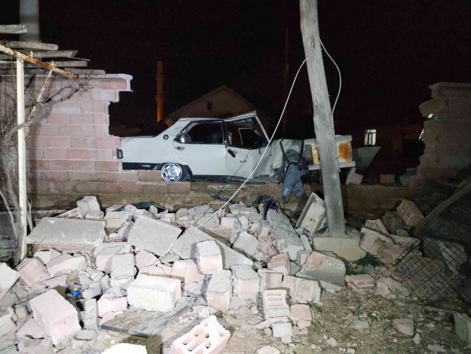 Konya'da kontrolden çıkan otomobil karşı şeritteki bahçe duvarını yıktı
