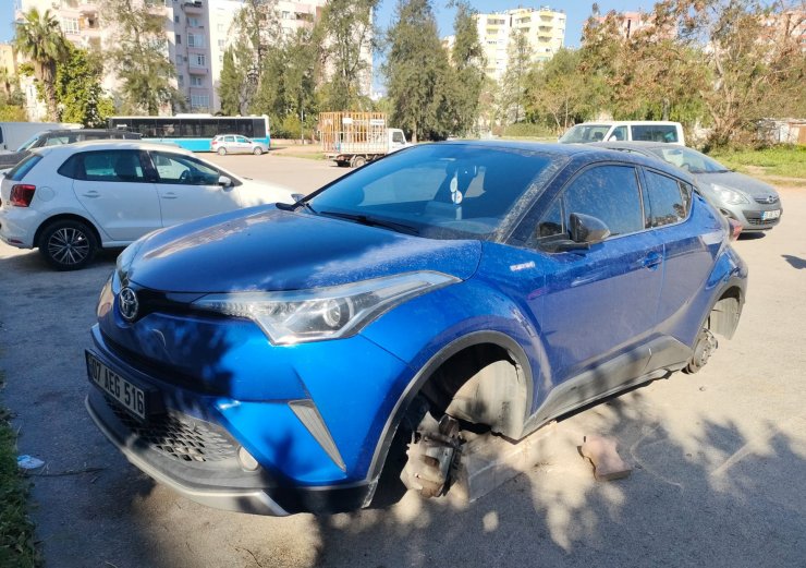 Park halindeki otomobilin lastiklerini jantlarıyla birlikte çaldılar