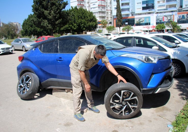 Park halindeki otomobilin lastiklerini jantlarıyla birlikte çaldılar