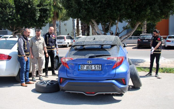 Park halindeki otomobilin lastiklerini jantlarıyla birlikte çaldılar