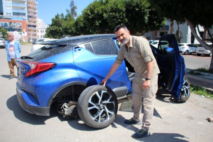 Park halindeki otomobilin lastiklerini jantlarıyla birlikte çaldılar