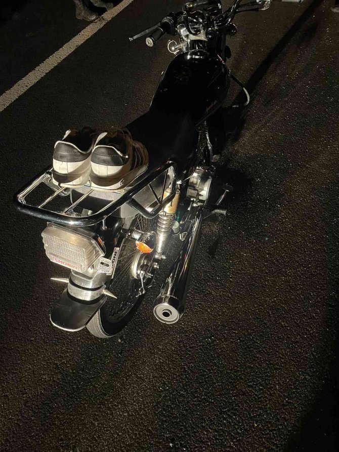 Plakasız motosikletle gezerken kaza yaptı: 1 yaralı