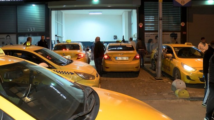 Taksimetre güncellemek isteyen taksiciler uzun kuyruklar oluşturdu