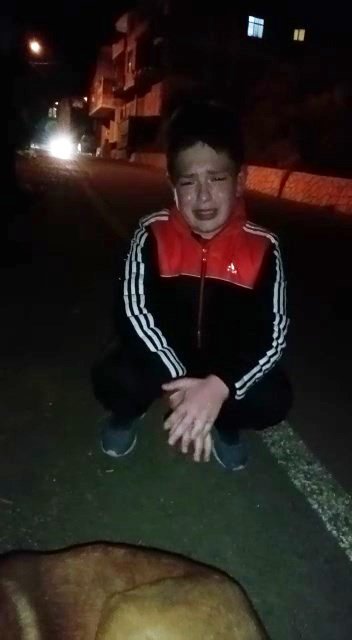 Tüfekle vurulan köpeğin başında ağladı