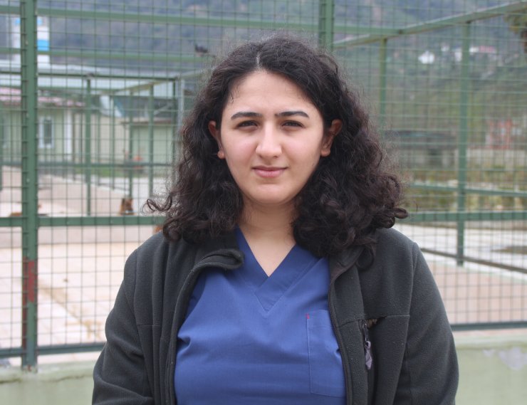 Tüfekle vurulan köpeğin başında ağladı