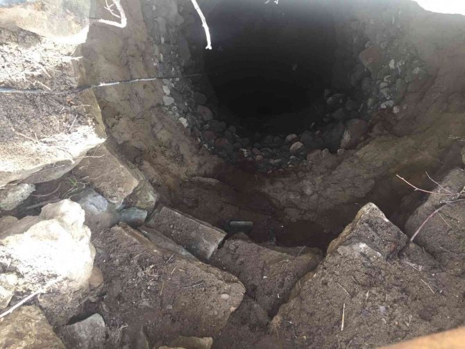 13 metre derinlikteki çukura düşen yavru köpekler itfaiye tarafından kurtarıldı