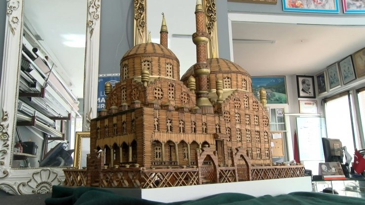15 bin kibrit çöpünden yaptığı camiye 27 yıldır gözü gibi bakıyor 