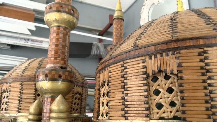 15 bin kibrit çöpünden yaptığı camiye 27 yıldır gözü gibi bakıyor 