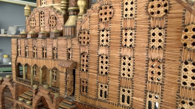 15 bin kibrit çöpünden yaptığı camiye 27 yıldır gözü gibi bakıyor 