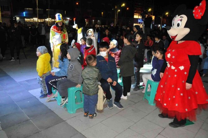 Akşehir Belediyesinin geleneksel Ramazan eğlencelerine yoğun ilgi