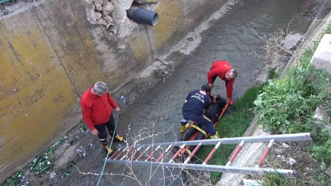 Atık su kanalına düşerek yaralandı, imdadına motosikletli polis timleri yetişti