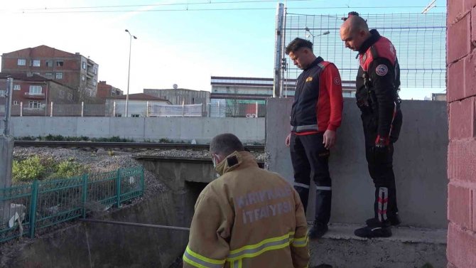 Atık su kanalına düşerek yaralandı, imdadına motosikletli polis timleri yetişti