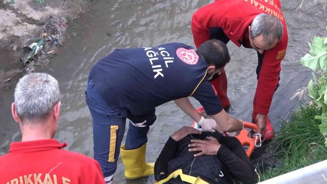 Atık su kanalına düşerek yaralandı, imdadına motosikletli polis timleri yetişti