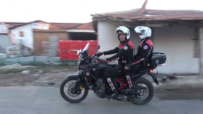 Atık su kanalına düşerek yaralandı, imdadına motosikletli polis timleri yetişti