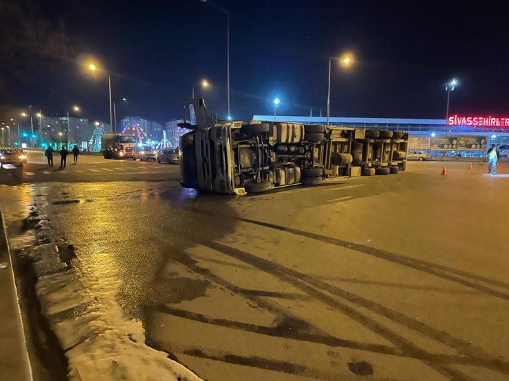 Devrilen cam yüklü TIR yolu kapattı