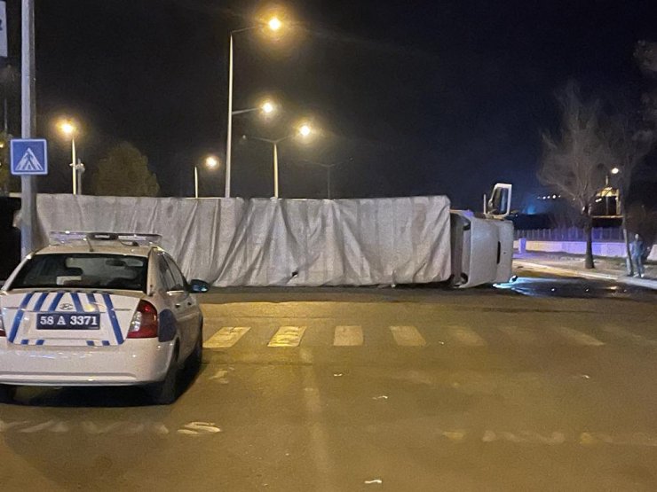 Devrilen cam yüklü TIR yolu kapattı