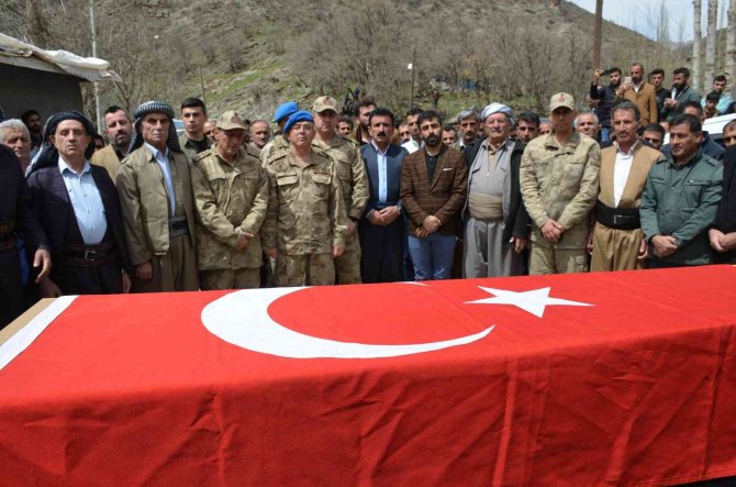 Emekli korucu başını yüzlerce kişi son yolculuğuna uğurladı