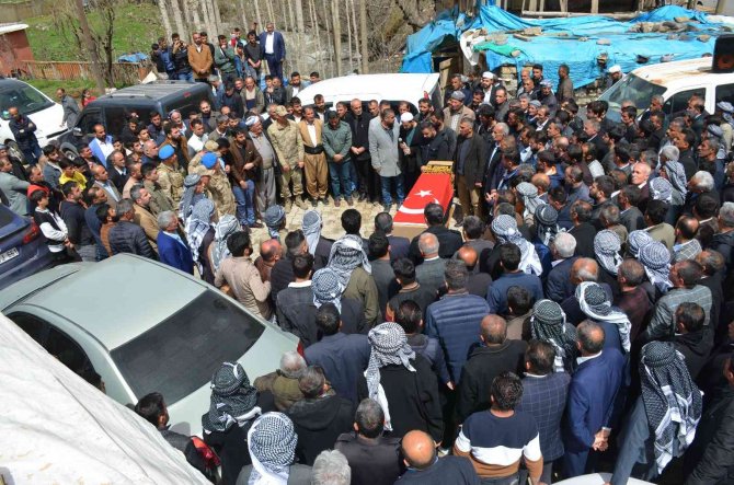 Emekli korucu başını yüzlerce kişi son yolculuğuna uğurladı