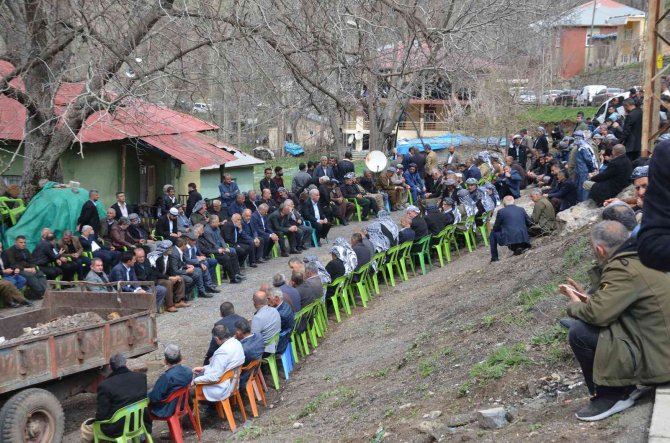 Emekli korucu başını yüzlerce kişi son yolculuğuna uğurladı