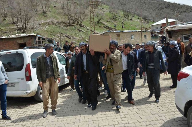 Emekli korucu başını yüzlerce kişi son yolculuğuna uğurladı