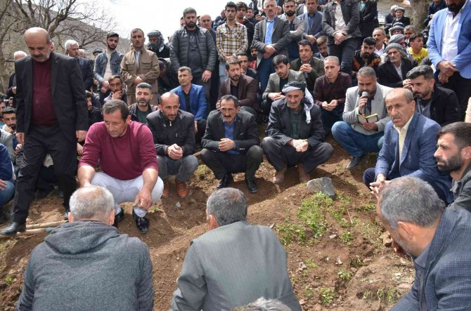 Emekli korucu başını yüzlerce kişi son yolculuğuna uğurladı