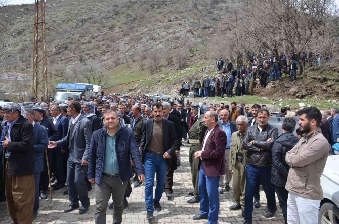 Emekli korucu başını yüzlerce kişi son yolculuğuna uğurladı