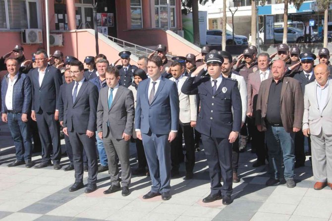 Esnaf ve öğrencilerden polislere çiçekli kutlama