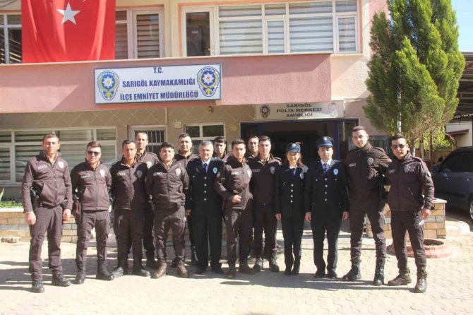 Esnaf ve öğrencilerden polislere çiçekli kutlama
