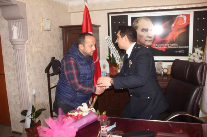 Esnaf ve öğrencilerden polislere çiçekli kutlama