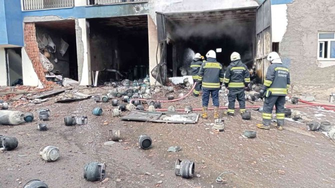 Evin deposunda çok sayıda tüp patladı, facianın eşiğinden dönüldü
