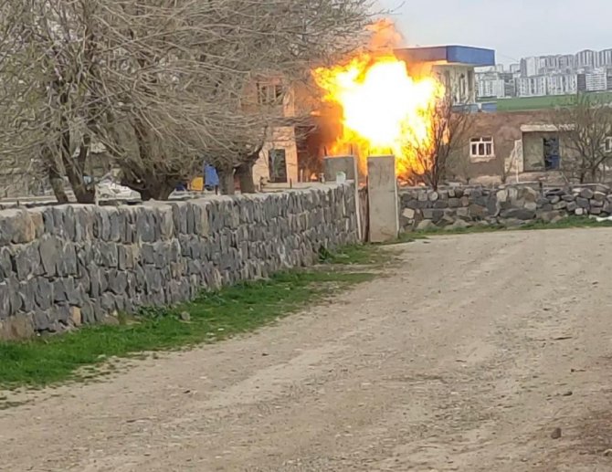 Evin deposunda çok sayıda tüp patladı, facianın eşiğinden dönüldü