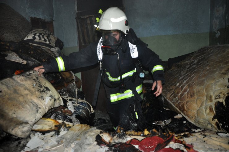 Evinde çıkan yangında yaralandı, yavru kediler kurtarıldı