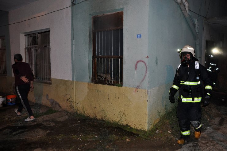Evinde çıkan yangında yaralandı, yavru kediler kurtarıldı