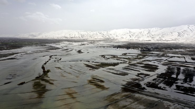 Hakkari'de dere taştı; ova ve evler su altında kaldı